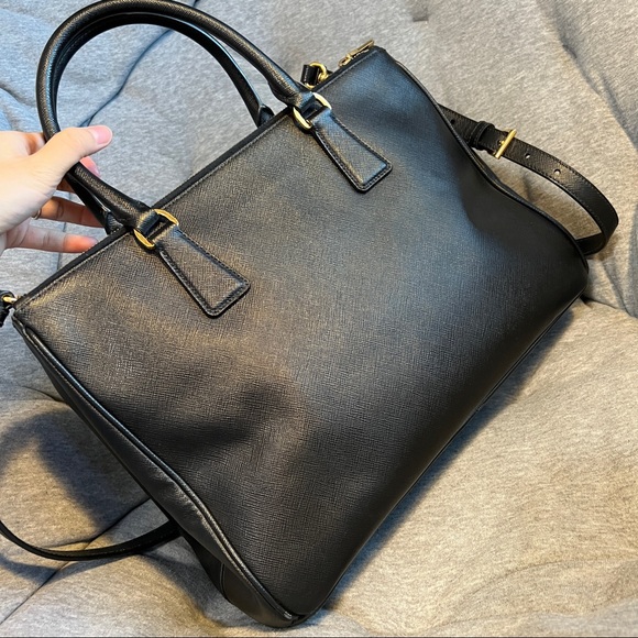Prada Black Galleria Saffiano leather Large Hangbag |Men | Women - Picture 2 of 16